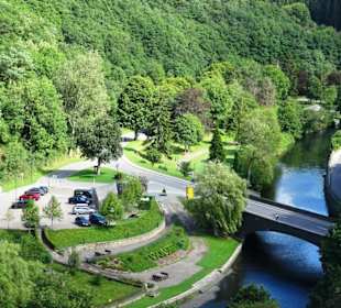 Blick von der Burg auf die Brücke zum Ort