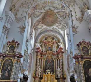 Blick auf Decke und Hauptaltar der Kirche