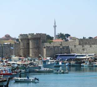 Am Hafen von Rhodos Stadt