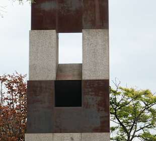 Die Stele Ma´alot in Köln am Heinrich-Böll-Platz