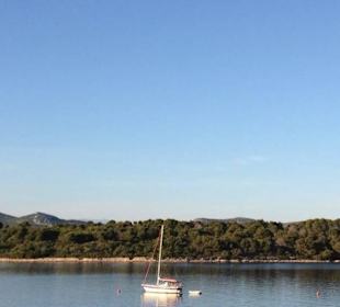 Blick auf Bojen und Strand Baroni