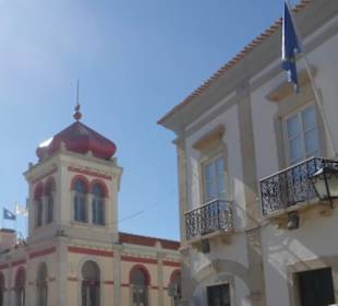 Das Rathaus und die Markthalle von Loulé