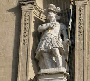 An der Fassade der Mauritiuskirche Wiesentheid