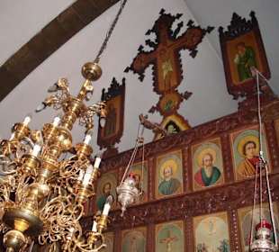 Jesus am Kreuz auf der Altarwand