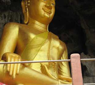 Buddha am Höhleneingang