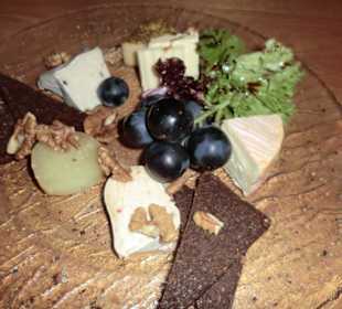 Deutsche Käseauswahl mit Brot, Walnüssen + Butter