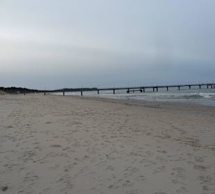 Menschenleerer Strand im März
