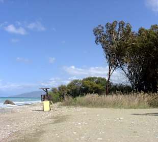 lässig Athmosphäre am Naturstrand in Polis