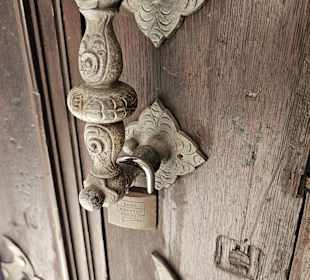 Massives Eingangstor