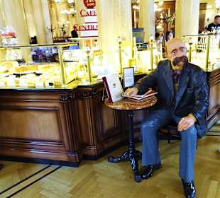 Hier sitzt Peter Altenberg, ein Literat