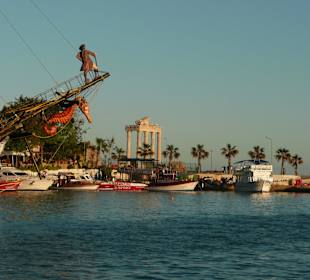 Hafen in Side mit Tempel
