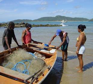 Fischer am Strand von Buzios