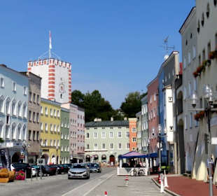 Stadtplatz mit Häusern in Inn-Salzach-Stil
