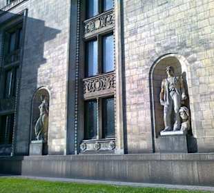 Ściana boczna z rzeźbami