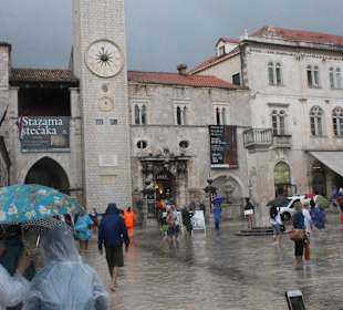 Stare miasto w deszczu