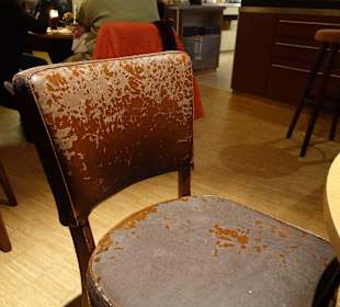 Abgewetzter Sessel, oder antik ?