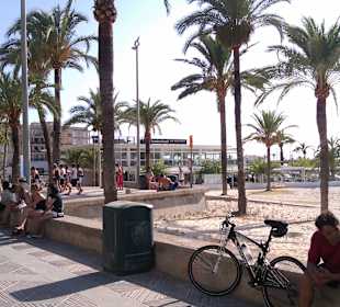 Strand, links der Hafen