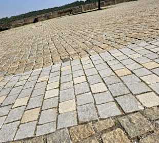 Gepflasterter Vorplatz