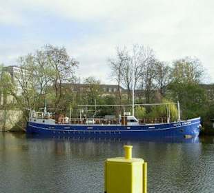 Altes Küstenmotorschiff als Restaurant