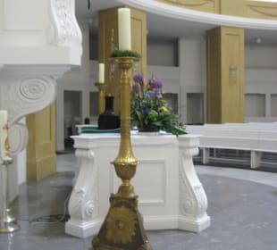 Blick zum Altar und Bronzeleuchter