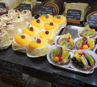 Torten in der Auslage des Café Niederegger