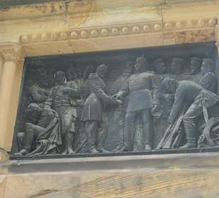 Beim Magdeburger Kriegerdenkmal im Fürstenwallpark