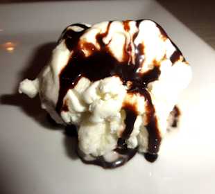 Dessert aus Vanille-Eis mit Schokolade