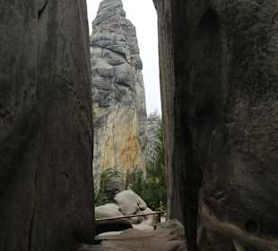 Droga w skalnym mieście