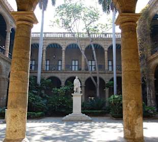 Innenhof mit Kolumbus-Statue