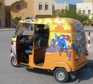 Eines der vielen bunt bemalten Tuk Tuks