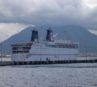 Schiff aus Israel bei Ankunft im Hafen von Alanya