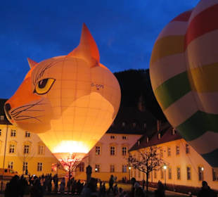 Heißluftballons im Kloster-Innenhof