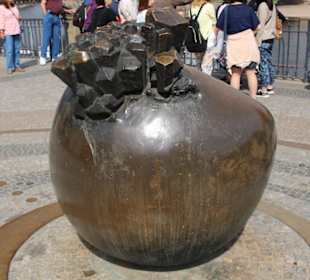 Denkmal auf der Terrasse