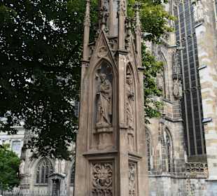 Der Vinzenzbrunnen von 1847 am Münsterplatz