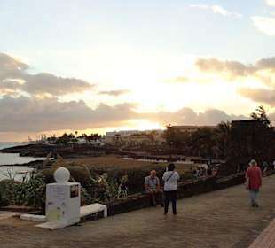 Straße entlang zum Meer