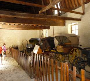 Pferdestall mit Kutschenausstellung