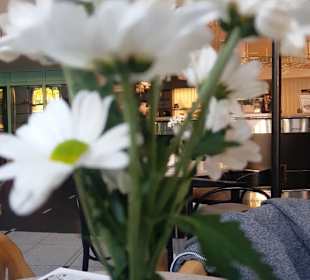 Kleine Blümchen am Tisch