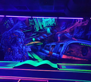 Schwarzlichthelden Minigolf