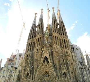 Alter Teil, rechts und links neue Bauten