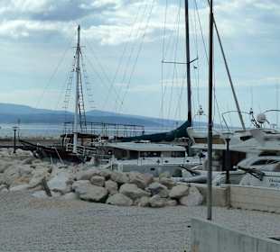 Direkt neben dem Yachthafen beginnt der Strand.