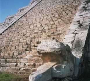 Schlangenkopf an der Pyramide