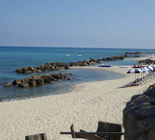 Privatstrand zu rechten Seite ca 800 Meter vom Hotel Old Riv