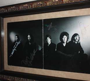 Ausstattung Café durch prominente Gegenstände