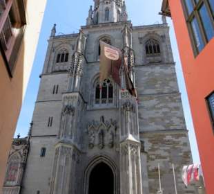 Hauptfassade mit neugotischem Turm