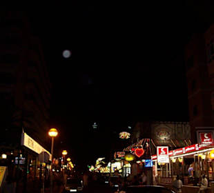 Die Schinkenstraße bei Nacht