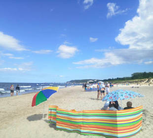 Od wejścia J. Wejście do morza przez kamyczki .