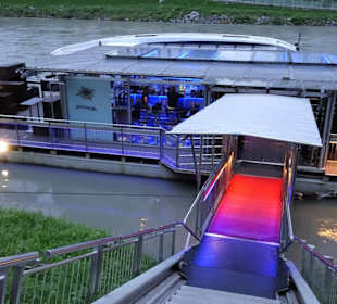 Steg zur abendlichen Salzach-Insel-Bar