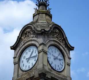 Die Pegeluhr am Düsseldorfer Rheinufer