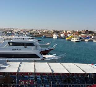 An der neuen Marina fährt das Boot los