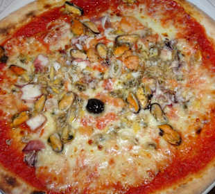 Pizza mit Meeresfrüchten im La Torcia